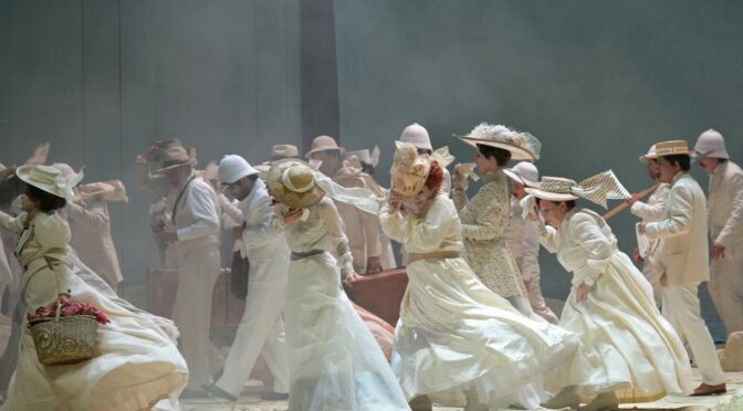 Jules Massenets Grand Opéra „Hérodiade” spielt Regisseur Lorenzo Fioronis mit bildgewaltiger Ironie aus!