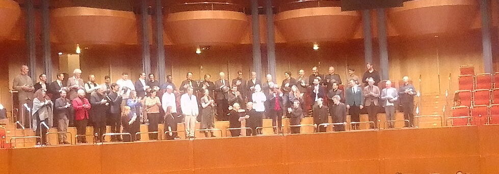 FXR und BAZs Soldaten in der Kölner Philharmonie. Roth reicht Regisseur Bieito die Hand. Foto: Sabine Weber