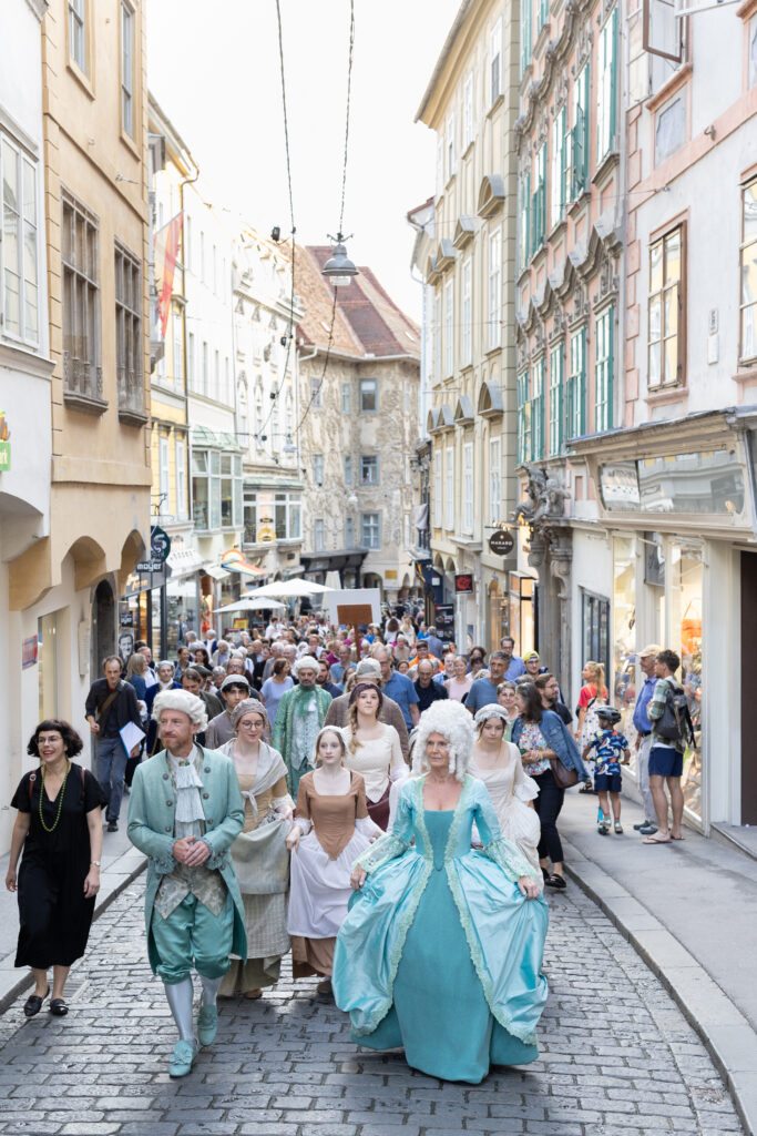 Für Attems Saga zieht die Styriarte samt Publikum durch dei Grazer Straßen