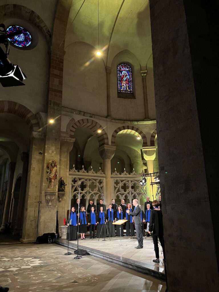 Der Bonner Kammerchor unter Georg Hage begeistert in gelbem Lichschein im Hochaltar in der Romanischen Nacht