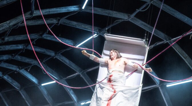 Blutiges Heil – Roland Schwabs „Parsifal“ spielt in Essen am Karfreitag vor düsterer Kulisse